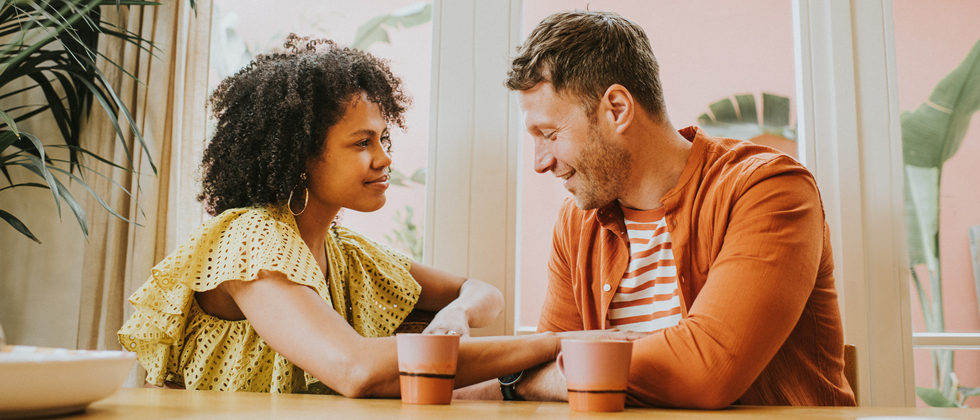 Couple talking during the first date